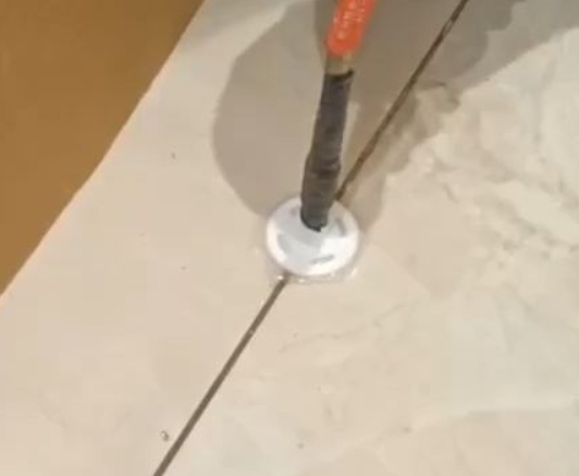 札达瓷砖空鼓维修公司专业解答瓷砖在铺贴过程中，如果没有涂抹均匀到位的粘结材料（如水泥砂浆或瓷砖胶），可能会导致以下问题