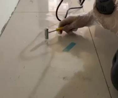 札达瓷砖开裂维修公司专业分享瓷砖在铺贴前如果没有沥干水分，将会导致以下问题